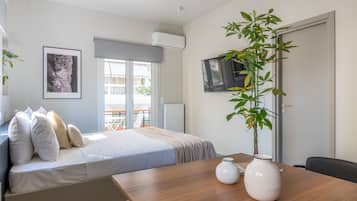 Apartemen Standar | Didekorasi berbeda-beda, tirai kedap cahaya, dan setrika/meja setrika