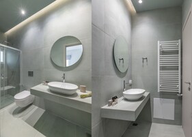 Standard Apartment | Bathroom | Shower, hair dryer, towels