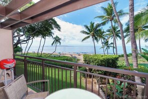 Property grounds - Beachfront luxury | Walk to dining & shops (Kihei)