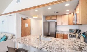 Coffee/tea maker, fridge, microwave, oven - Beachfront luxury | Walk to dining & shops (Kihei)