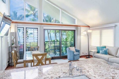 Beachfront luxury | Walk to dining & shops