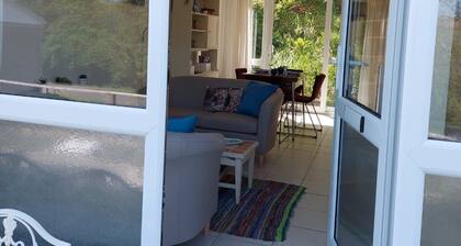 Cosy chalet located 6 min walk from the beach!