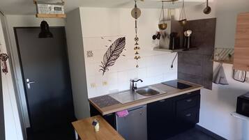 Réfrigérateur, micro-ondes, four, plaque de cuisson