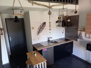 Réfrigérateur, micro-ondes, four, plaque de cuisson