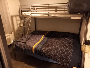 2 Schlafzimmer, Bügeleisen/Bügelbrett