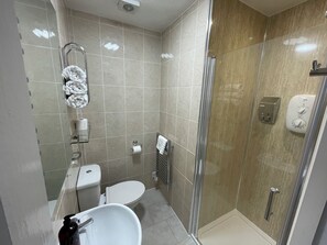 Hair dryer, towels, soap, shampoo - Apartment in Carrbridge, near Aviemore (Carrbridge)