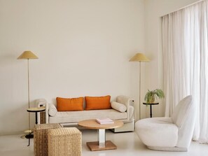 Minibar, in-room safe, desk, laptop workspace - Apollo Palm Hotel (Athens)