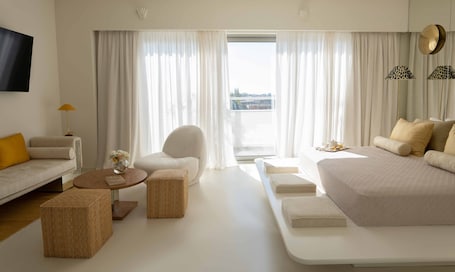 Suite estudio ejecutiva | Minibar, caja fuerte, escritorio y espacio para trabajar con un portátil. Apollo Palm Hotel