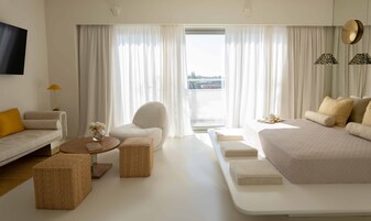 Executive Studio Suite | Minibar, in-room safe, desk, laptop workspace