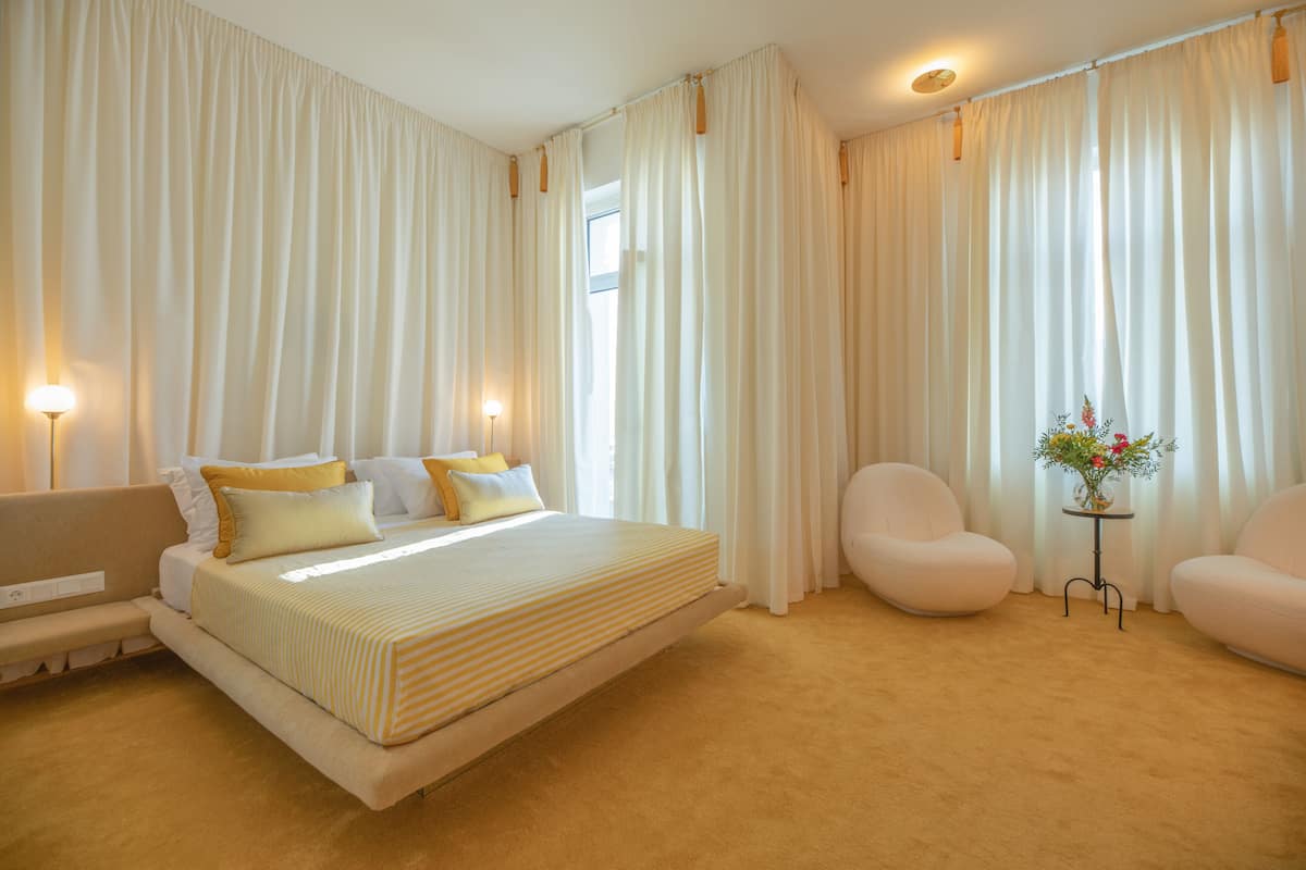 Suite estudio junior | 1 habitación, minibar, caja de seguridad en la habitación y escritorio