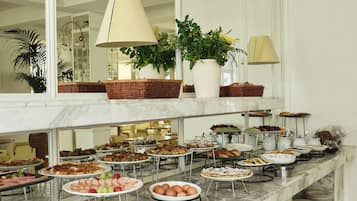 Free daily buffet breakfast