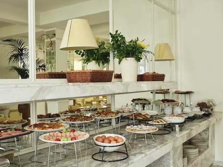 Desayuno bufé gratuito y diario. Apollo Palm Hotel