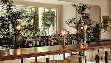 2 bars/lounges