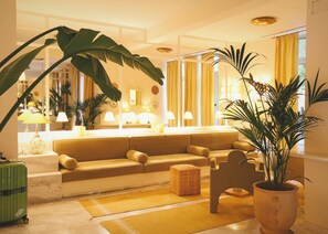 Lobby sitting area - Apollo Palm Hotel (Athens)