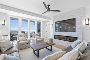 Een smart-tv en een open haard