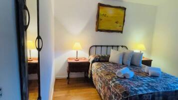 6 slaapkamers, een strijkplank/strijkijzer, reisbedje, gratis wifi