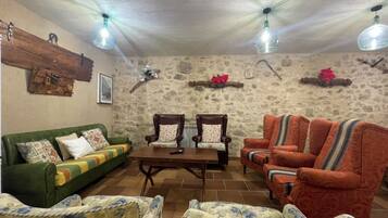 TV connectée, cheminée, baby-foot, livres