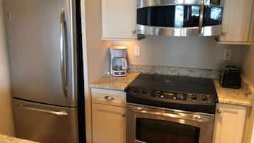 Geladeira, micro-ondas, fogão, cooktop