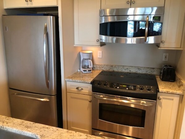 Refrigerador, microondas, horno, placa de cocina