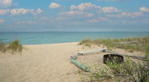 Sur la plage, chaise longue, serviettes de plage