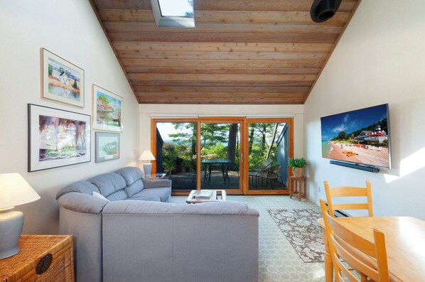 Smart TV - Beachfront 2 bedroom condo, Glen Arbor (Glen Arbor)