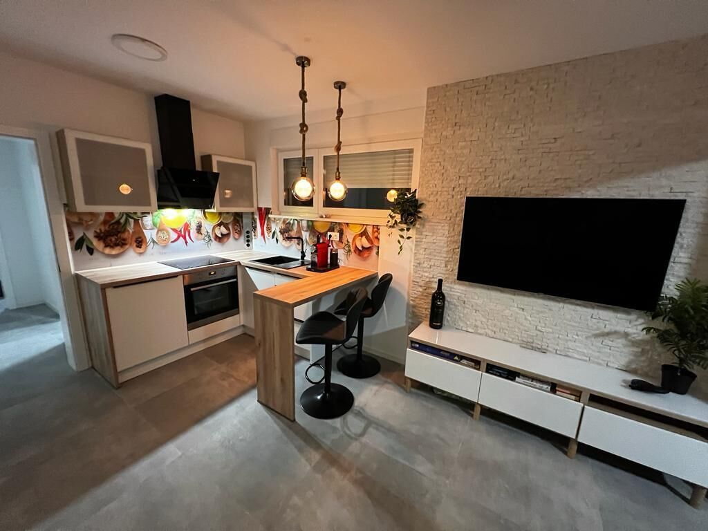 Fridge, oven, stovetop, coffee/tea maker