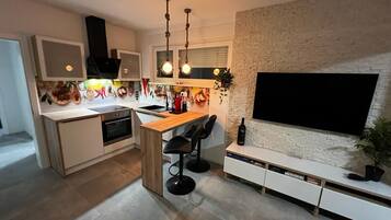 Fridge, oven, stovetop, coffee/tea maker