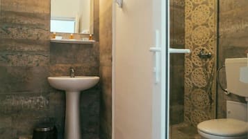 Habitación doble estándar | Baño | Regadera, amenidades de baño gratuitas, toallas