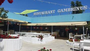 朝食 (ビュッフェ)、毎日提供 (無料)