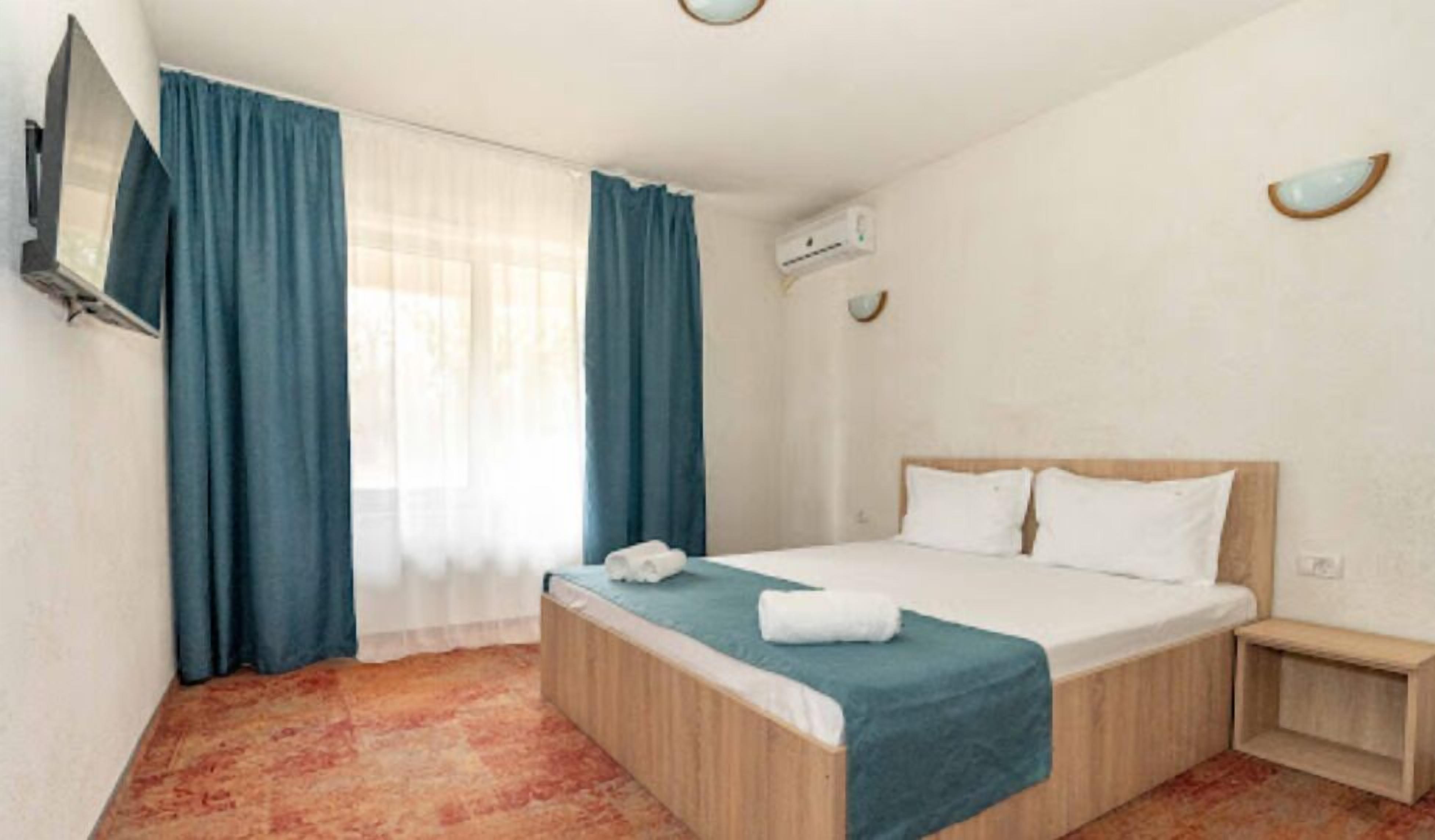 Frigobar, quartos à prova de som, Wi-Fi, roupa de cama