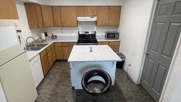 Een magnetron, een oven, een kookplaat, een vaatwasser