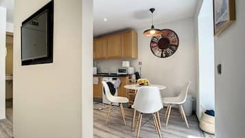 Casa | 1 quarto, escrivaninha
