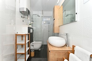 Shower, hair dryer, towels, toilet paper - Apartment Grigic 3, for up to 3 persons (Mastrinka)