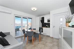 TV - Apartment Grigic 3, for up to 3 persons (Mastrinka)