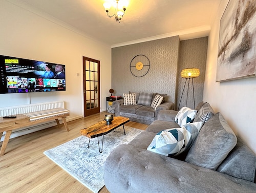 Large house on the edge of the Brecon Beacons - Five-Bedroom House