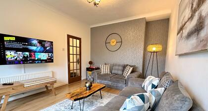 Large house on the edge of the Brecon Beacons - Five-Bedroom House