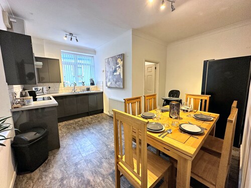 Large house on the edge of the Brecon Beacons - Five-Bedroom House