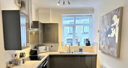 Large house on the edge of the Brecon Beacons - Five-Bedroom House