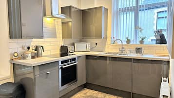 Fridge, oven, cookware/dishes/utensils, dining tables