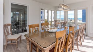 Dining - Que Sea-Ra Sea-Ra - 6BR Oceanfront Home. Private Pool & Hot Tub! Pet Friendly! (North Topsail Beach)