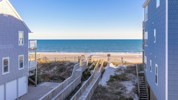 On the beach - Que Sea-Ra Sea-Ra - 6BR Oceanfront Home. Private Pool & Hot Tub! Pet Friendly! (North Topsail Beach)