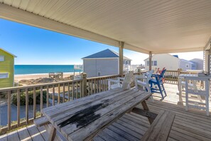 Outdoor dining - Sea-Sun's Greetings! Steps to the beach! Private Pool!  Pet Friendly! (Surf City)