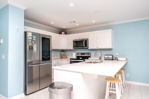 Réfrigérateur, four à micro-ondes, un four, surface de cuisson