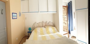 1 chambre, fer et planche à repasser, draps fournis