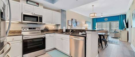 Frigorífico, microondas, horno y placa de cocina