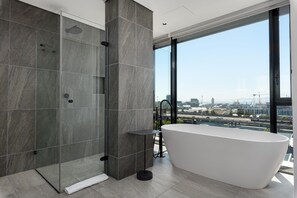 Apartamento exclusivo | Banheiro | Banheira e chuveiro separados, secador de cabelo, toalhas de banho 