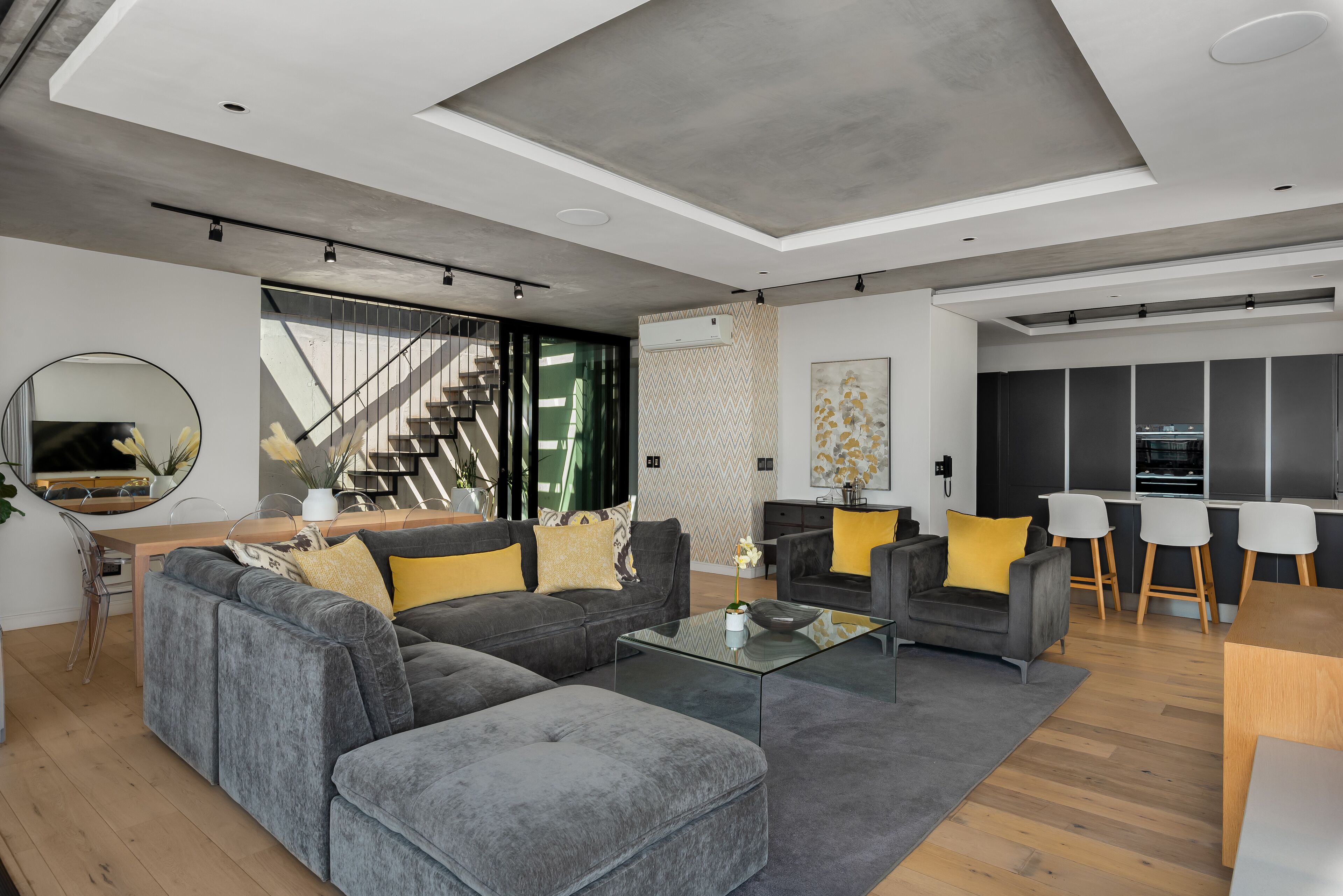 Exclusief appartement | Woonruimte | Een 50-inch flatscreentelevisie met kabelzenders, televisie en Netflix