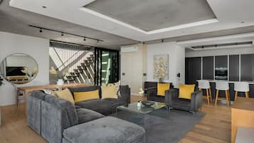 Exclusief appartement | Woonruimte | Een 50-inch flatscreentelevisie met kabelzenders, televisie en Netflix