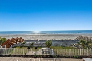 På stranden
