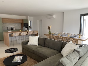 Smart TV, ping pong - modern villa with heated swimming pool on the edge of vineyards (Ghisonaccia)